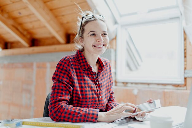 Photo woman working at desk