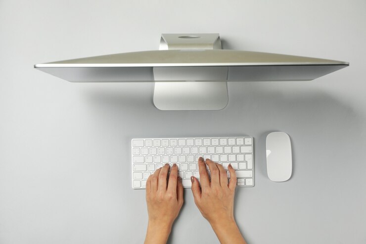 Photo woman working on desktop computer on gray table
