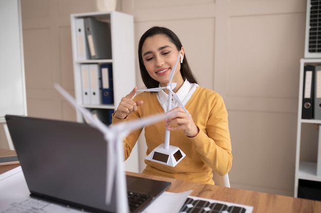 Photo woman working at environment project on laptop