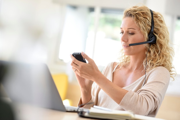 Photo woman working from home-office