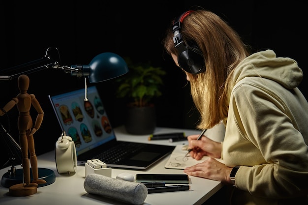 노트북을 사용하여 밤에 집에서 일하는 여자