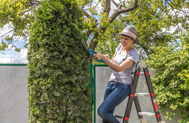 Donna che lavora in giardino in una giornata di sole