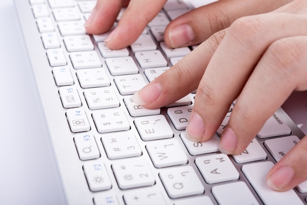 Женщина, работающая на дому, офисная клавиатура на белом фоне