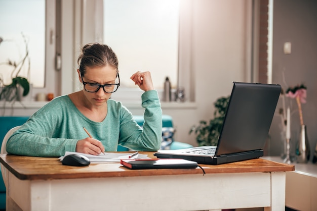 Photo woman working at home office