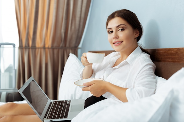 ホテルの部屋で働く女性