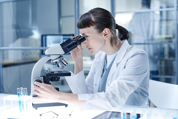 Donna che lavora in laboratorio con analisi