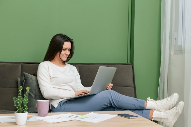 Photo woman working on a laptop at home