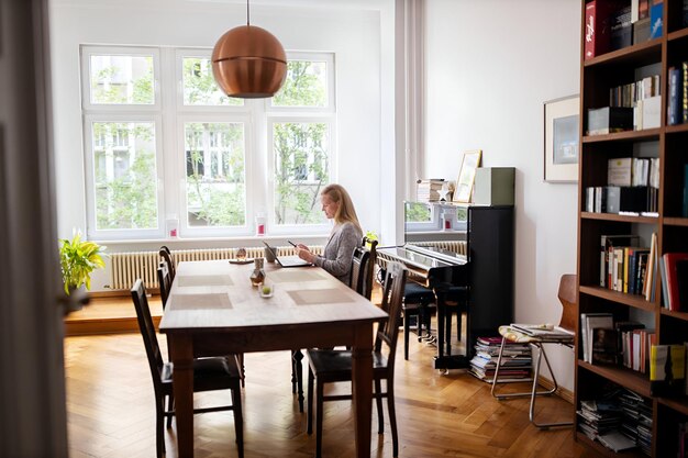 Photo woman working on laptop at home