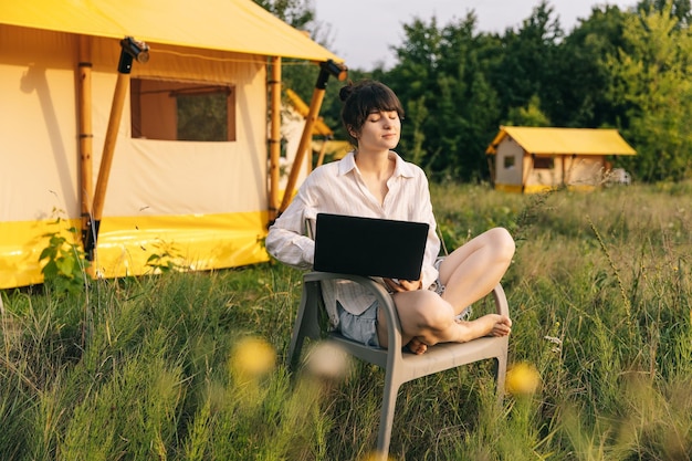 노트북을 사용하는 여성 여행 컨셉