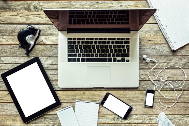 Photo woman working on laptop