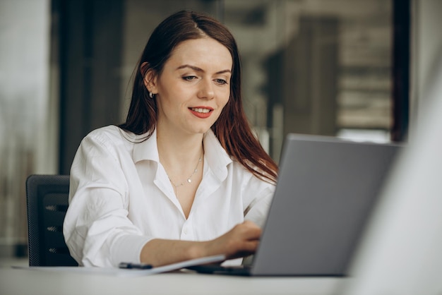 Donna che lavora in ufficio su un computer