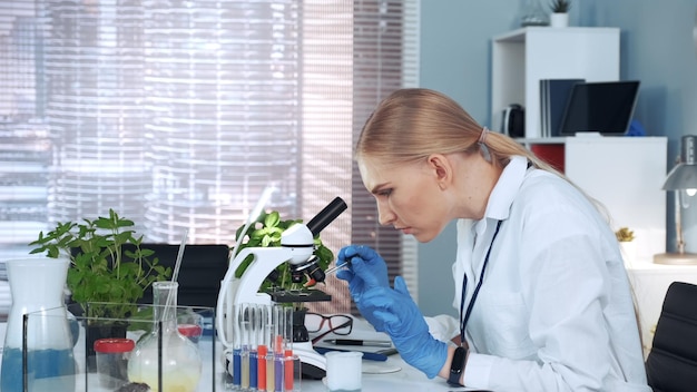 Photo woman working in office