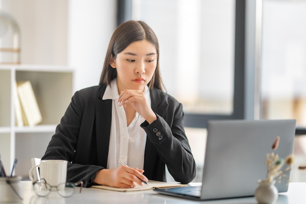 オフィスで働く女性