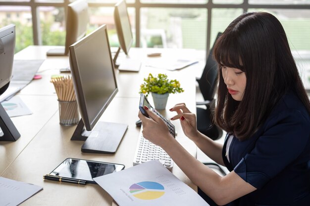 写真 テーブルで働く女性