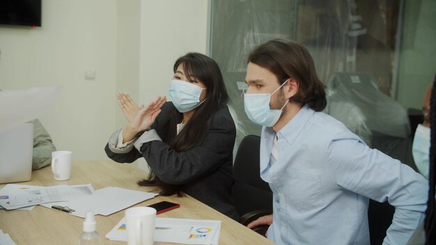 写真 テーブルで働く女性