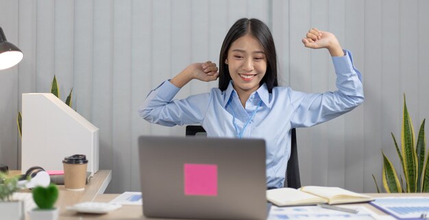 写真 テーブルで働く女性