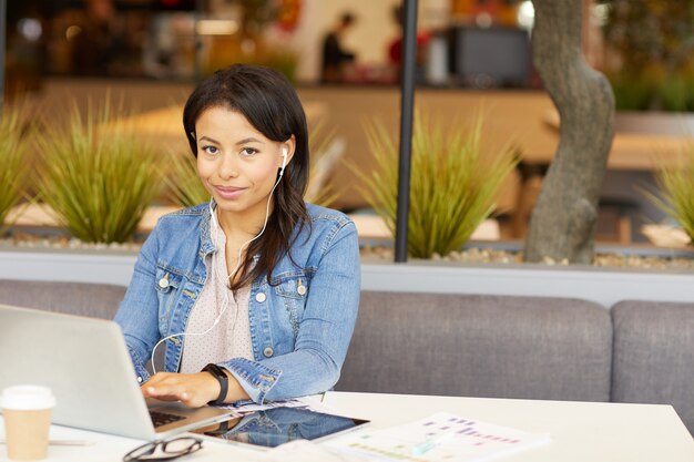 Photo woman working online on laptop