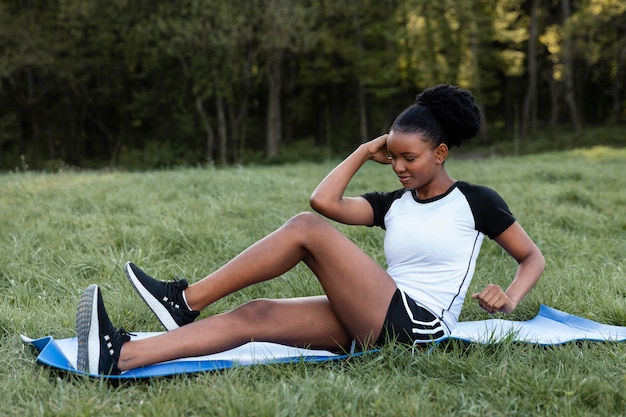 Photo woman working out alone outdoors