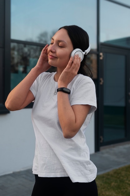 Photo woman working out outdoors alone