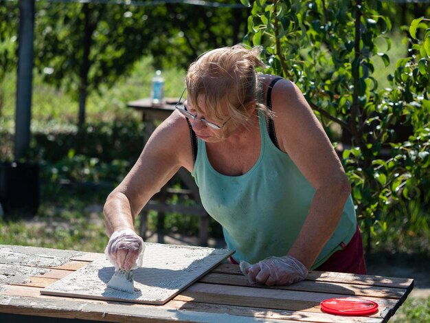 Photo woman working outdoors