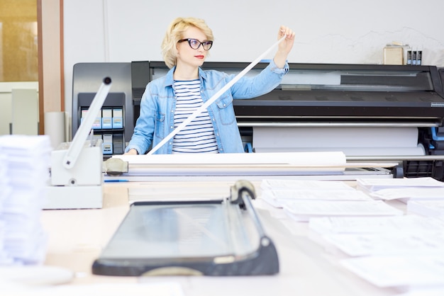 Foto donna che lavora in tipografia