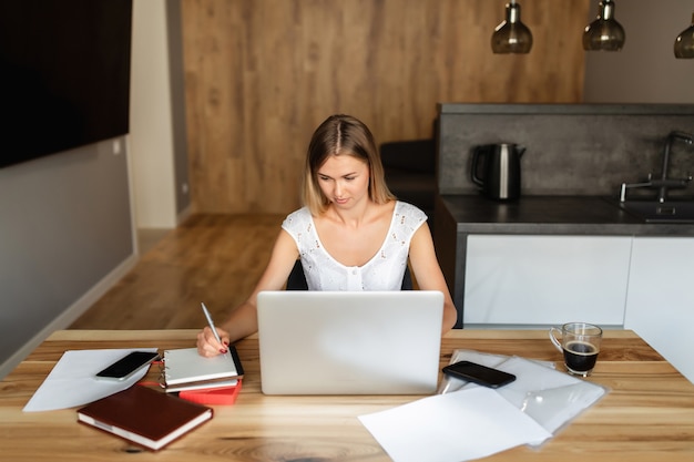 Photo woman working and studying on laptop at home office