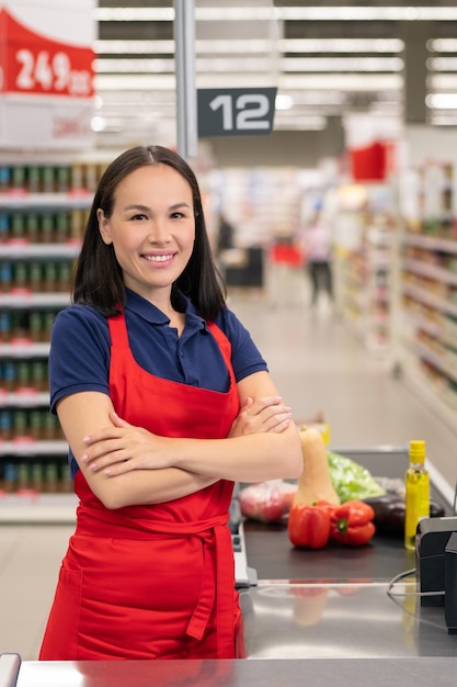 Donna che lavora al supermercato