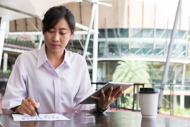 Photo woman working on table