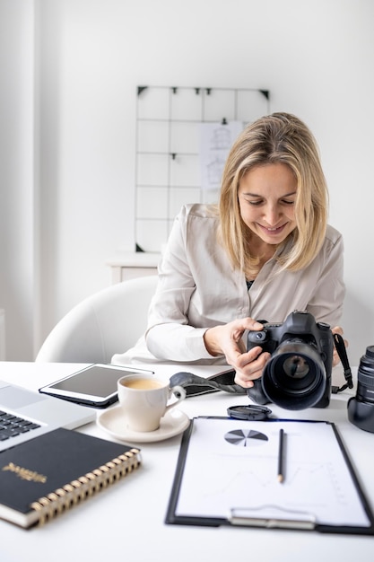 Photo woman working on table