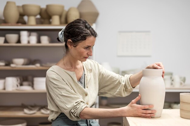 Photo woman working on table