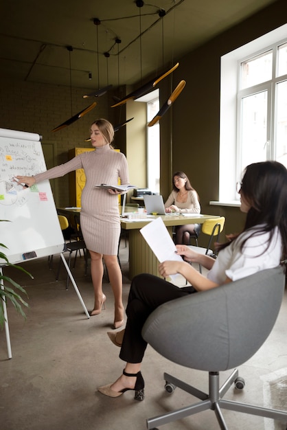 Photo woman working while pregnant