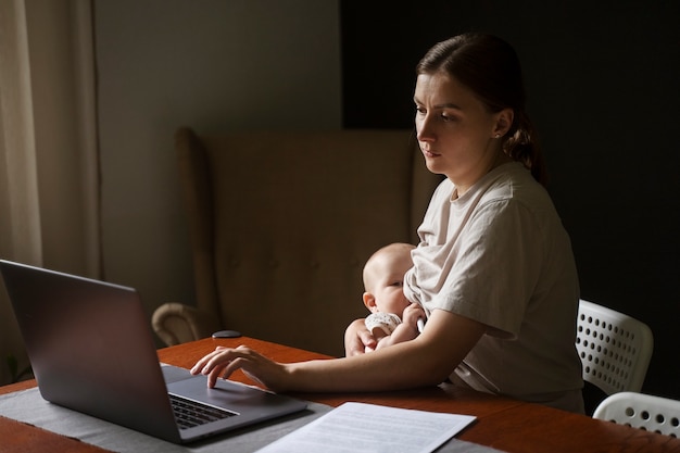 写真 赤ちゃんの側面図で働く女性