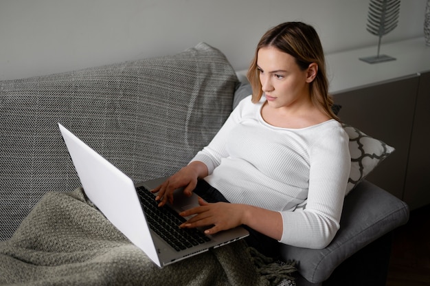 Photo woman working with laptop at home