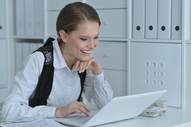 Женщина, работающая с ноутбуком