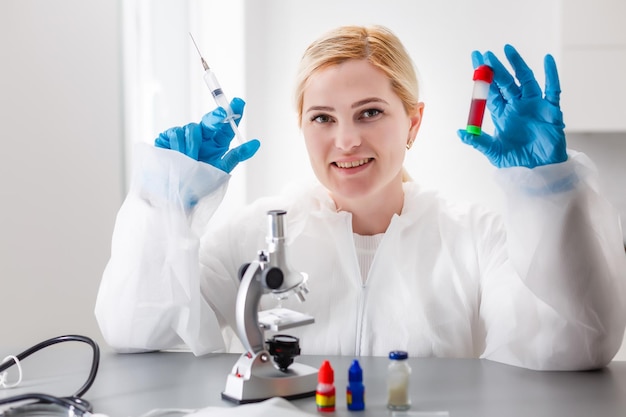 Женщина, работающая с микроскопом в лаборатории