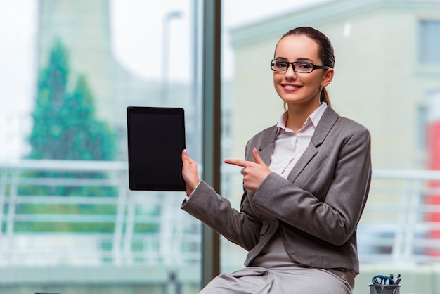 タブレットをオフィスで働く女性