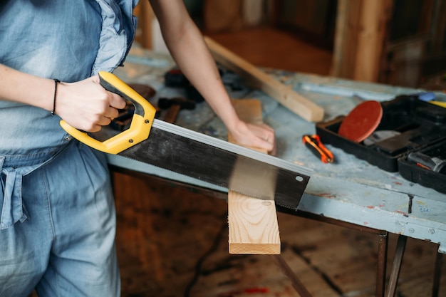 Foto donna che lavora con il legno in un'officina di misurazione di planche, perforazione di fori, cucitura di legno, riutilizzo ridotto