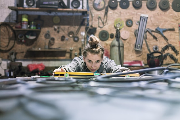 Foto donna che lavora in un'officina