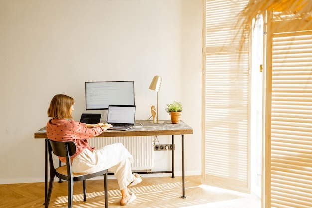 여자는 집에서 컴퓨터로 온라인 작업