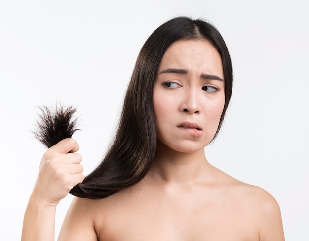 Женщина беспокоится за ее волосы