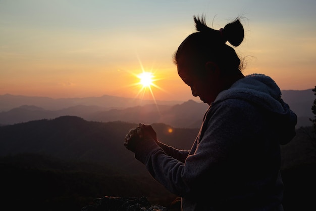 日没時の女性の崇拝