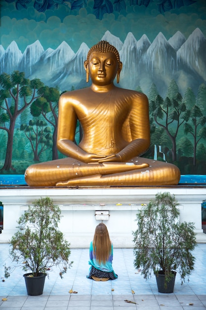 Photo the woman worships the buddha