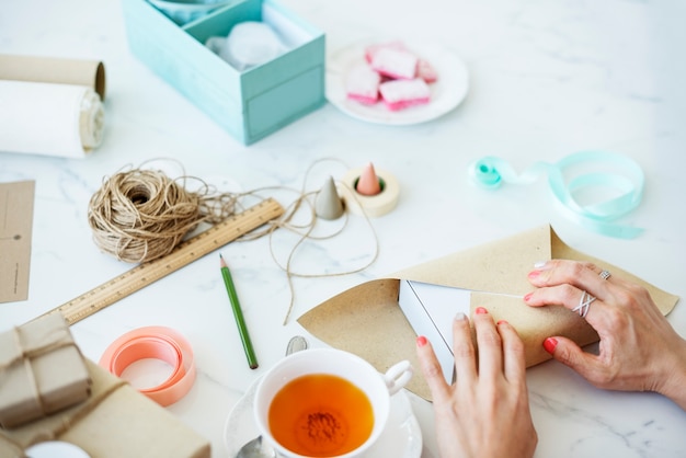 Photo woman wrapping a present