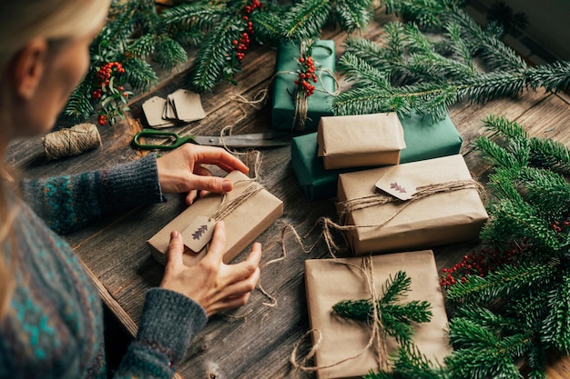 アドベント・クリスマス・イブのプレゼントを包み ⁇ 新年祝いの装飾を手作りする女性