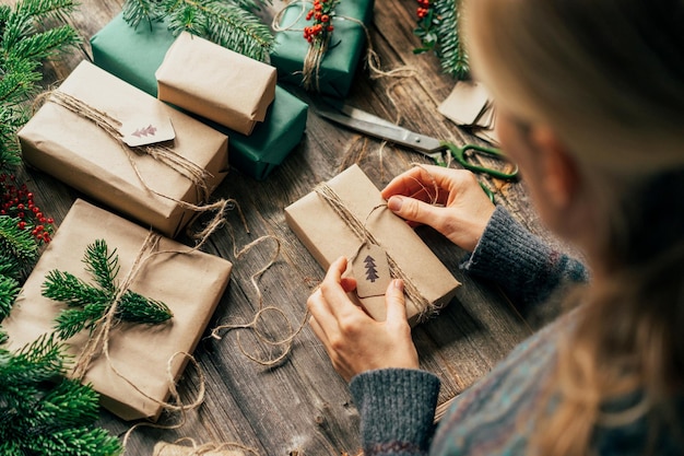 アドベント・クリスマス・イブのプレゼントを包む女性と新年の祝賀の装飾を手作りする女性