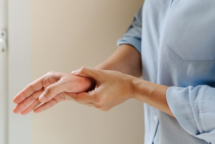 Photo woman wrist arm pain long working