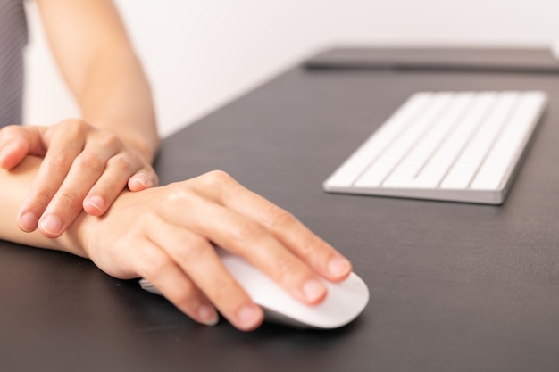 Woman wrist hand arm pain long use mouse 