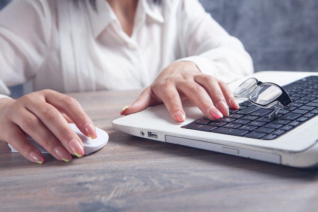 Woman writes on the keyboard