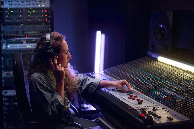 Женщина, пишущая музыку в студии
