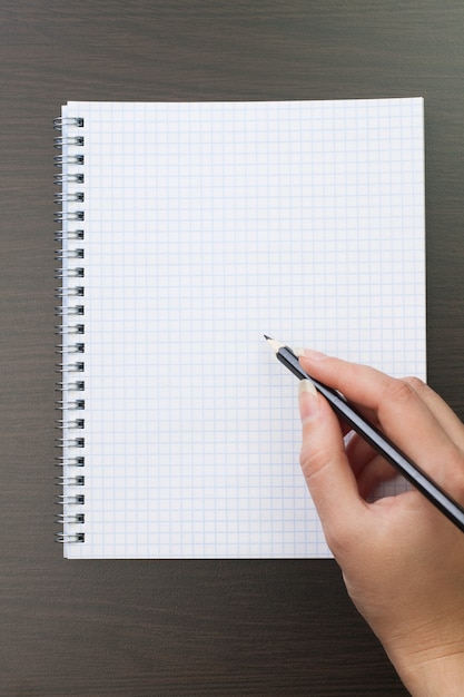 Foto scrittura della donna sul taccuino nell'ufficio